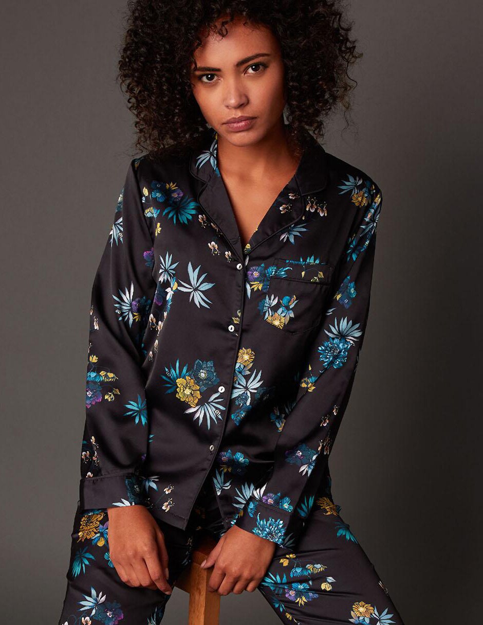 Playera pijama ETAM negra con diseño floral en Liverpool